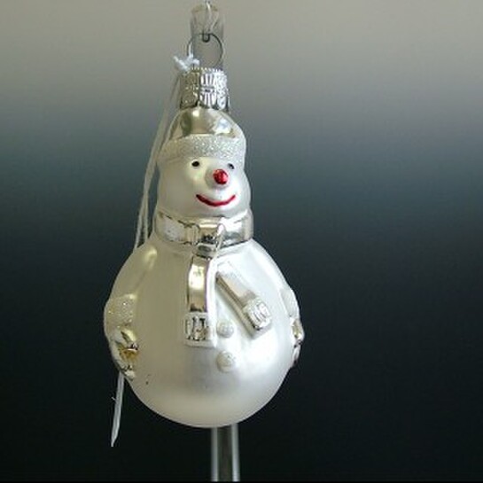 Snehuliak so šálomphoto