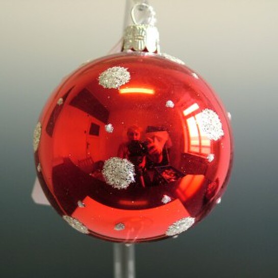 guľa červená s bodkamiphoto